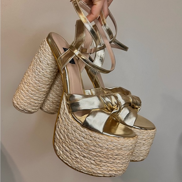 Unique gold leather heels - Picture 2 of 2